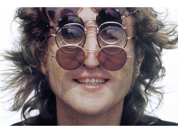 Occhiali alla John Lennon: il must have per lui e per lei