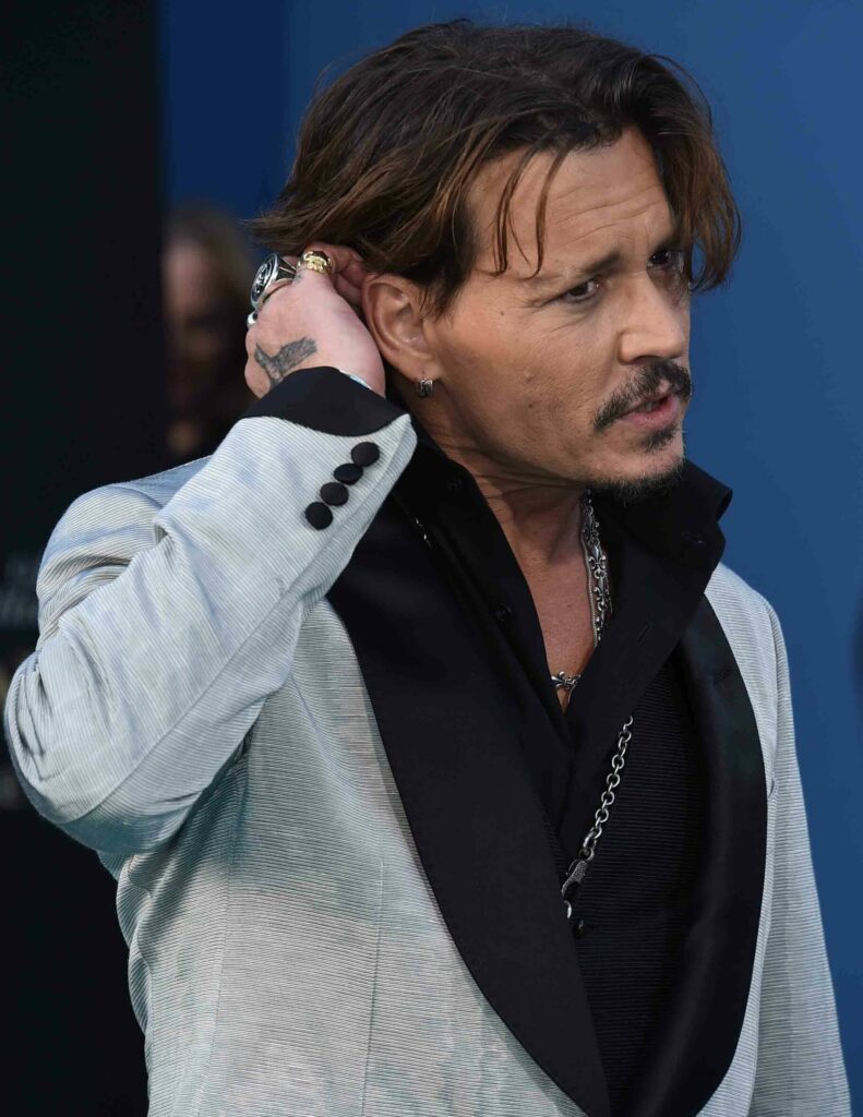 L'impatto e lo stile degli orecchini Johnny Depp