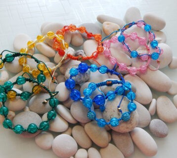 Bracciali con pietre colorate