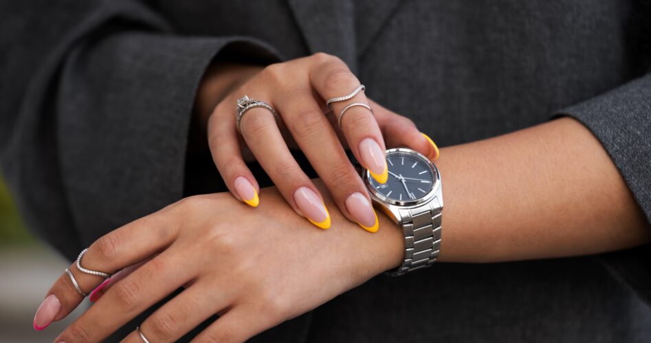 donna-che-mostra-la-sua-nail-art-sulle-unghie-con-l-orologio (1)