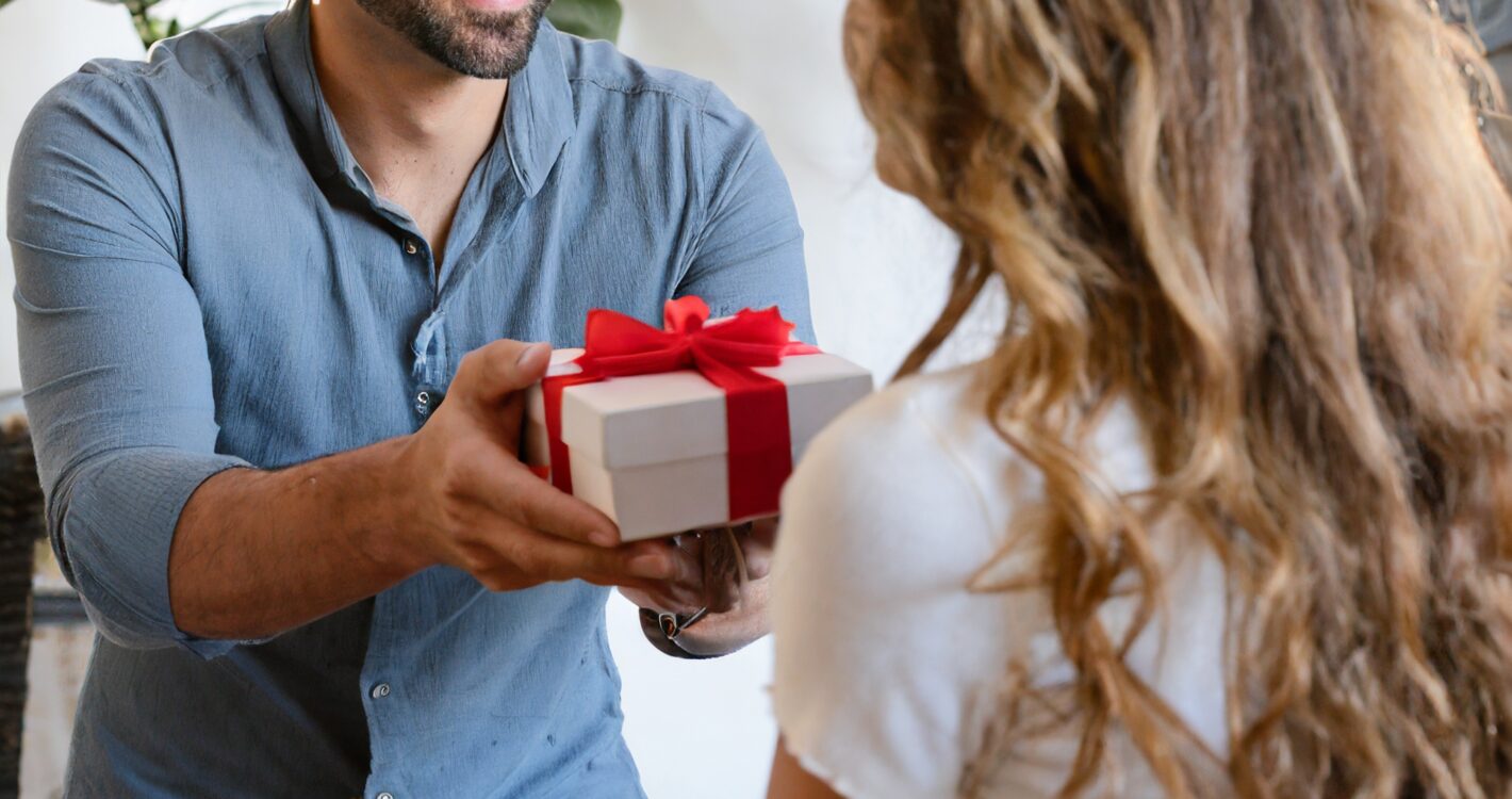 Regali di Natale alla fidanzata o moglie: tante idee per sorprendere chi  ami