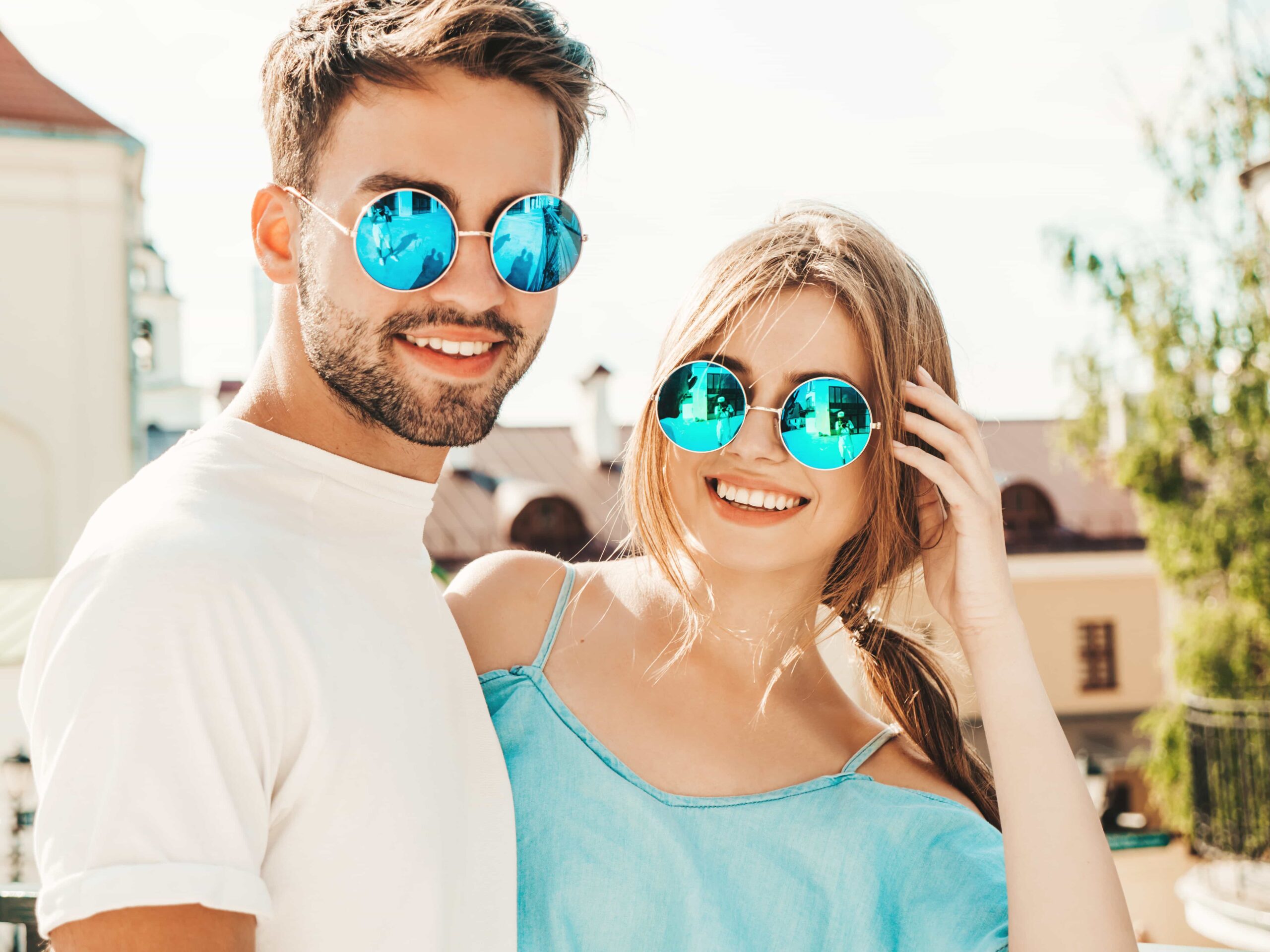 couple-posing-street-sunglasses