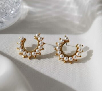aesthetic-golden-earrings-with-pearls