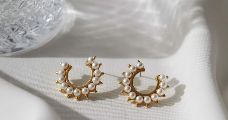 aesthetic-golden-earrings-with-pearls