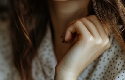 beautiful-woman-wearing-watch-hand-close-up-advertia-beautiful-woman-wearing-watch-hand-sing