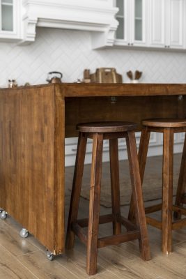 tavolo-in-legno-con-ruote-in-cucina